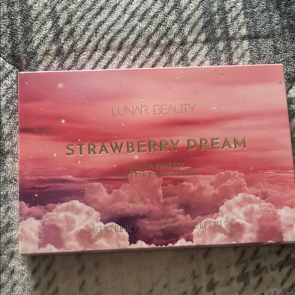 Lunar Beauty Strawberry Dream Color Palette eyeshadow